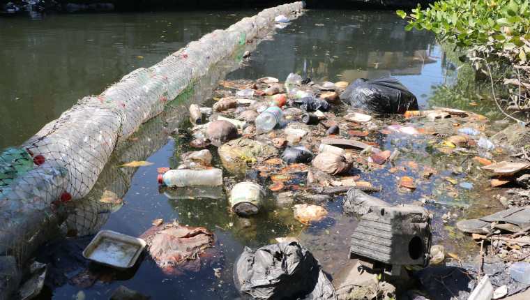 De tres a cuatro metros cúbicos de desechos son recolectados en una de las biobardas colocadas en el canal de Puerto San José. (Foto Prensa Libre: Carlos Paredes)