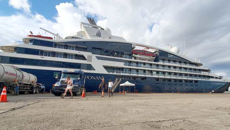 Turistas de paieses europeos llegaron a bordo de Le Champlain, primero de la temporada de cruceros 2019/2020. (Foto Prensa Libre: Dony Stewart)