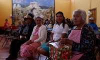 Adultos mayores participan de la celebración organizada en su honor por estudiantes de la Universidad de San Carlos de Guatemala en Huehuetenango. (Foto Prensa Libre: Mike Castillo)