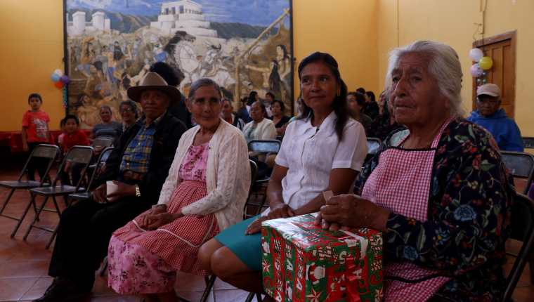 Adultos mayores participan de la celebración organizada en su honor por estudiantes de la Universidad de San Carlos de Guatemala en Huehuetenango. (Foto Prensa Libre: Mike Castillo)