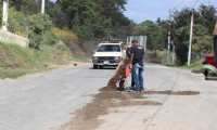 
Transportistas rellenan los agujeros en la carretera a San Pedro Jocopilas, Quiché con arena, (Foto Prensa Libre: Héctor Cordero)