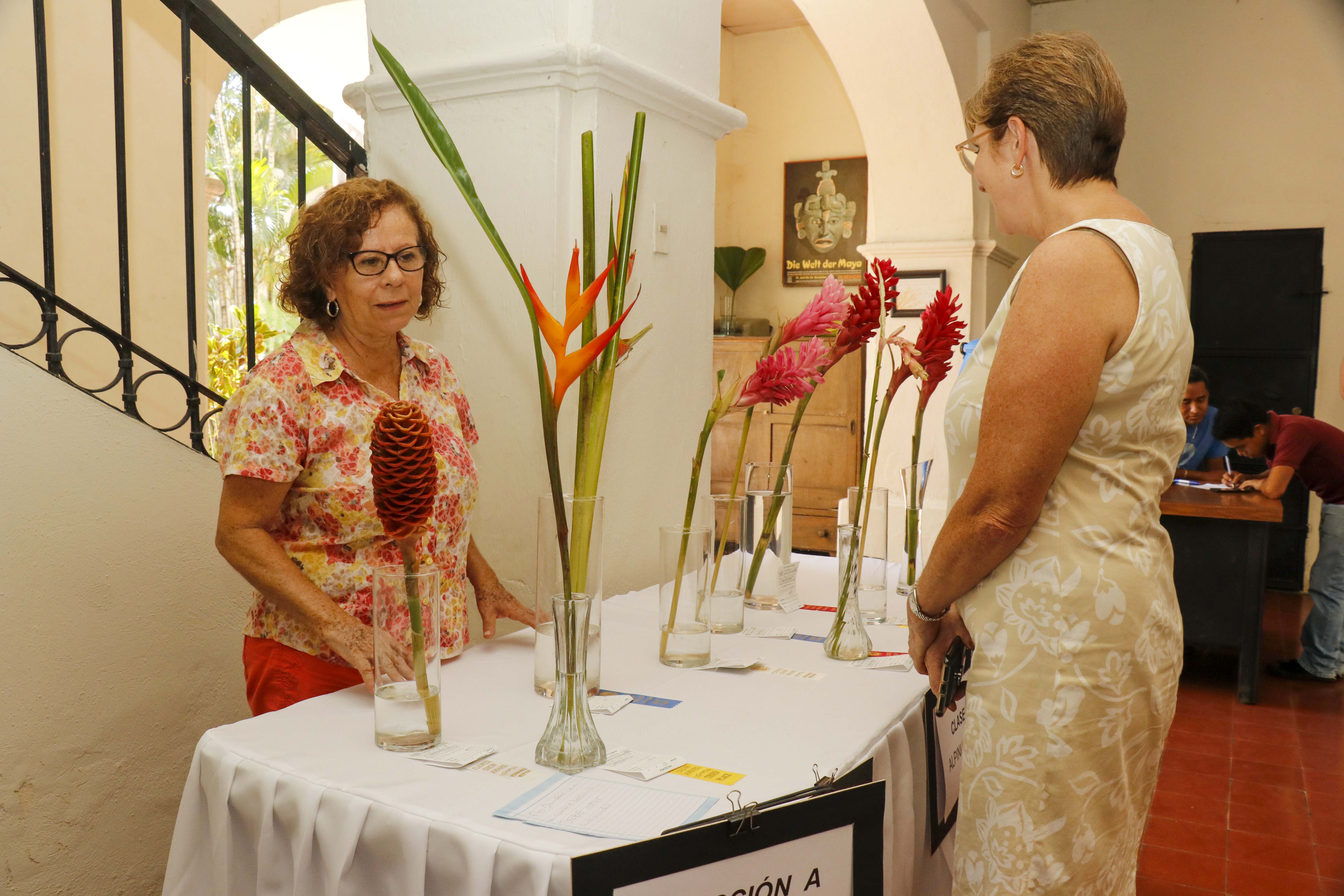 La exposición de flores y plantas se llevó a cabo en el Museo de Arqueología y Etnología Horacio Lejos León de Retalhuleu (Foto Prensa Libre: Rolando Miranda) 
