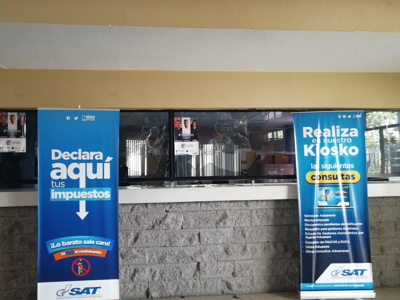 Una turba de contrabandistas irrumpió en la aduana Tecún Umán I en  Ayutla, San Marcos. (Foto Prensa Libre: Cortesía)