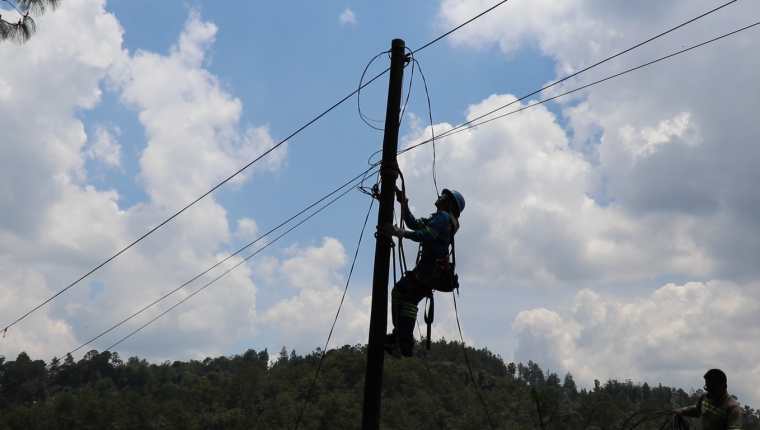 Personal de Energuate conecta energía eléctrica a San Juan Cotzal ,  (Foto Prensa Libre: Héctor Cordero)