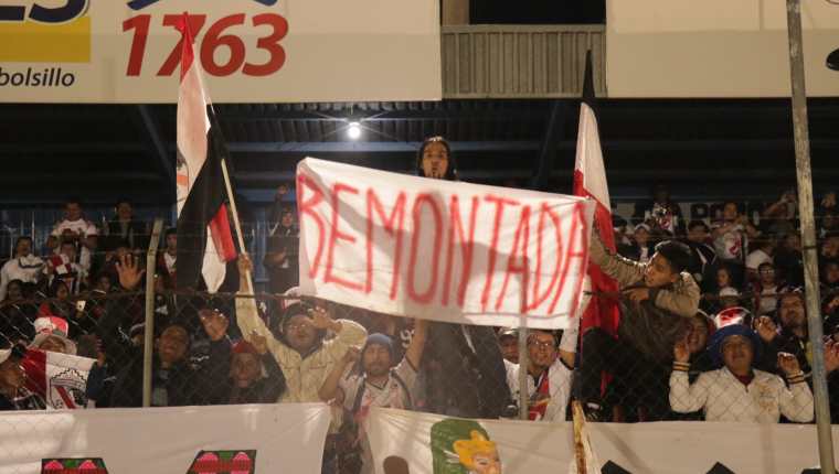 Aficionados de Quiché FC celebran la remontada del marcador ante deportivo Suchitepéquez, (Foto Prensa Libre: Héctor Cordero)