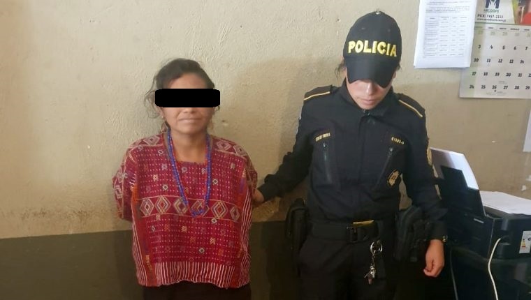 Gloria García Morales, de 37 años, es trasladada al Juzgado de Paz de Colotenango, Huehuetenango. (Foto Prensa Libre: Mike Castillo)