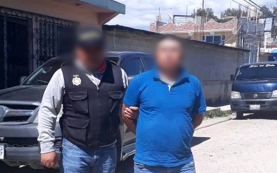 Víctor Castro Chivalán, de 35 años, sindicado de traficar personas a Estados Unidos fue detenido por Policía Nacional Civil. (Foto Prensa Libre: Mike Castillo)