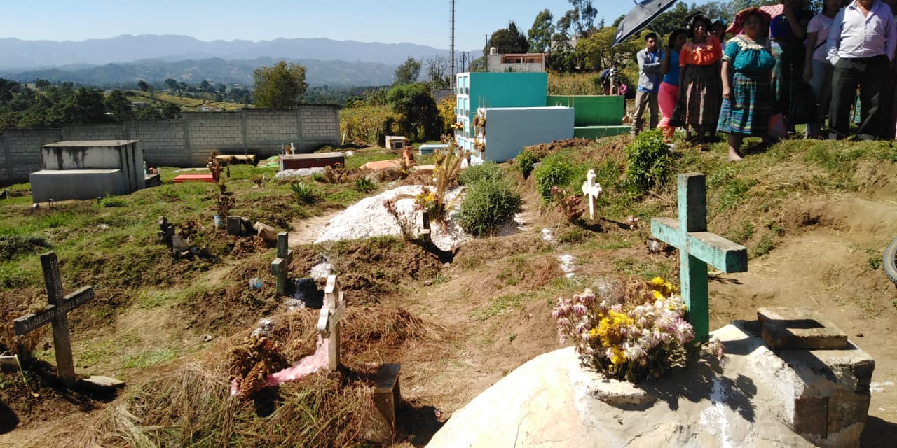 Comisión encabezada por un síndico de Santa Cruz del Quiché coloca una línea sobre las tumbas donde pasaría una calle, (Foto Prensa Libre: Héctor Cordero)