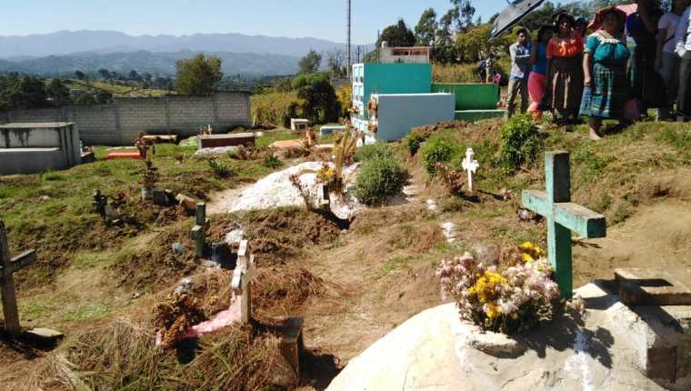 Comisión encabezada por un síndico de Santa Cruz del Quiché coloca una línea sobre las tumbas donde pasaría una calle, (Foto Prensa Libre: Héctor Cordero)