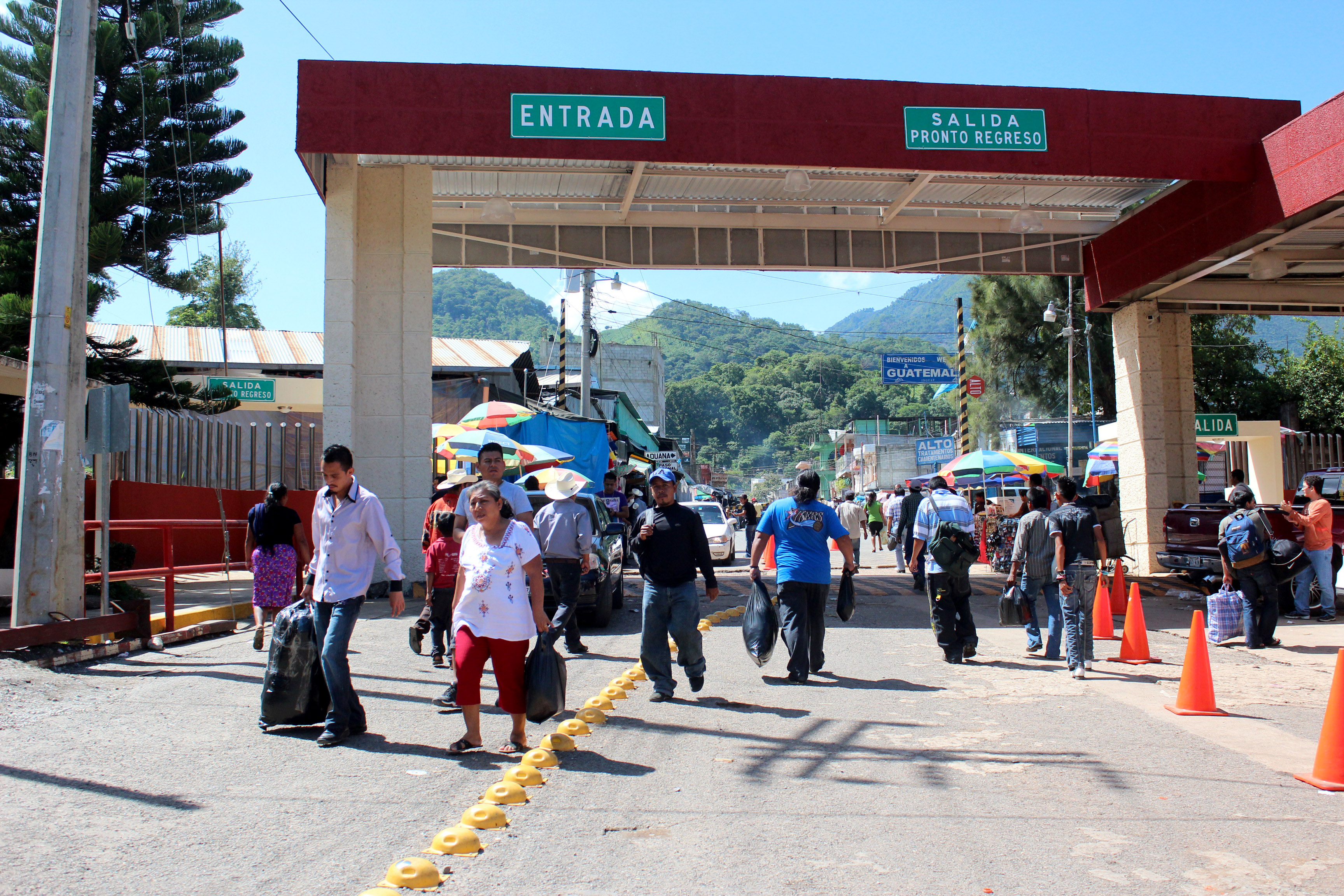 Migrantes pasan el puerto fronterizo en La Mesailla, la Democracia, Huehuetenango. (Foto Prensa Libre: Mike Castillo)