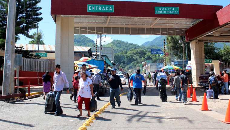 Migrantes pasan el puerto fronterizo en La Mesailla, la Democracia, Huehuetenango. (Foto Prensa Libre: Mike Castillo)