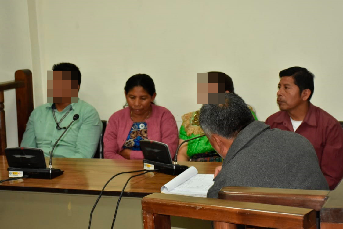Juana Emiliana Real Ordoñez, de suéter rosado,  y Pablo Calel Mejía, camisa corinta, fueron hallados culpable del asesinato de Francisco Perpuac. (Foto Prensa Libre: Héctor Cordero) 