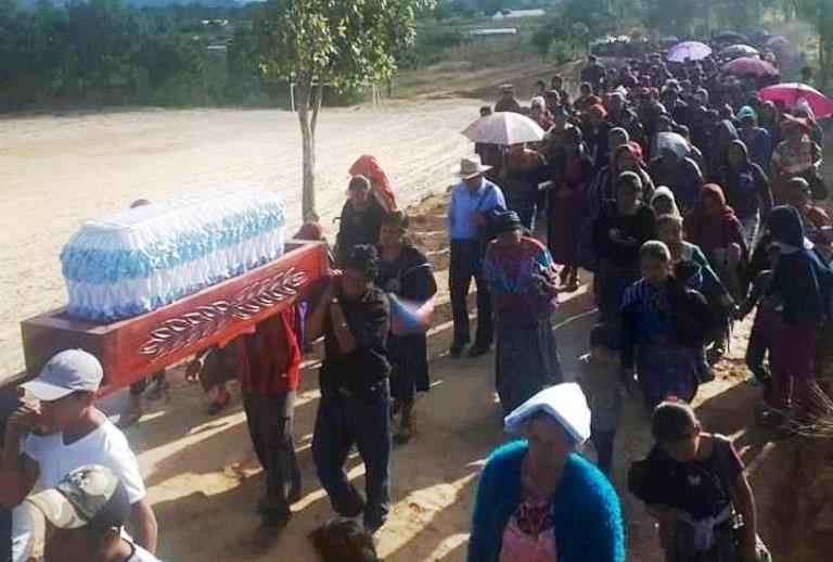 Vecinos de Xequemeyá, Momostenango, Totonicapán, trasladan el cadáver del niño a la comunidad. (Foto Prensa Libre: Cortesía) 