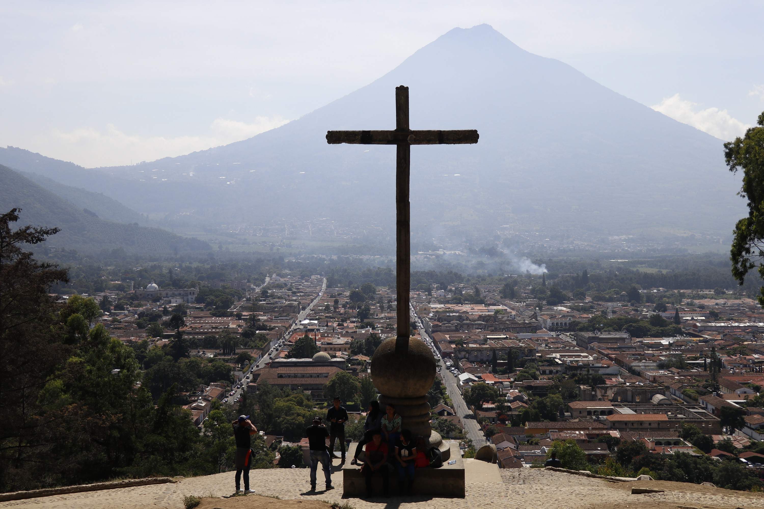 Antigua Guatemala, asentada en el Valle de Panchoy, vista desde el cerro de La Cruz. (Foto Prensa Libre: Julio Sicán) 