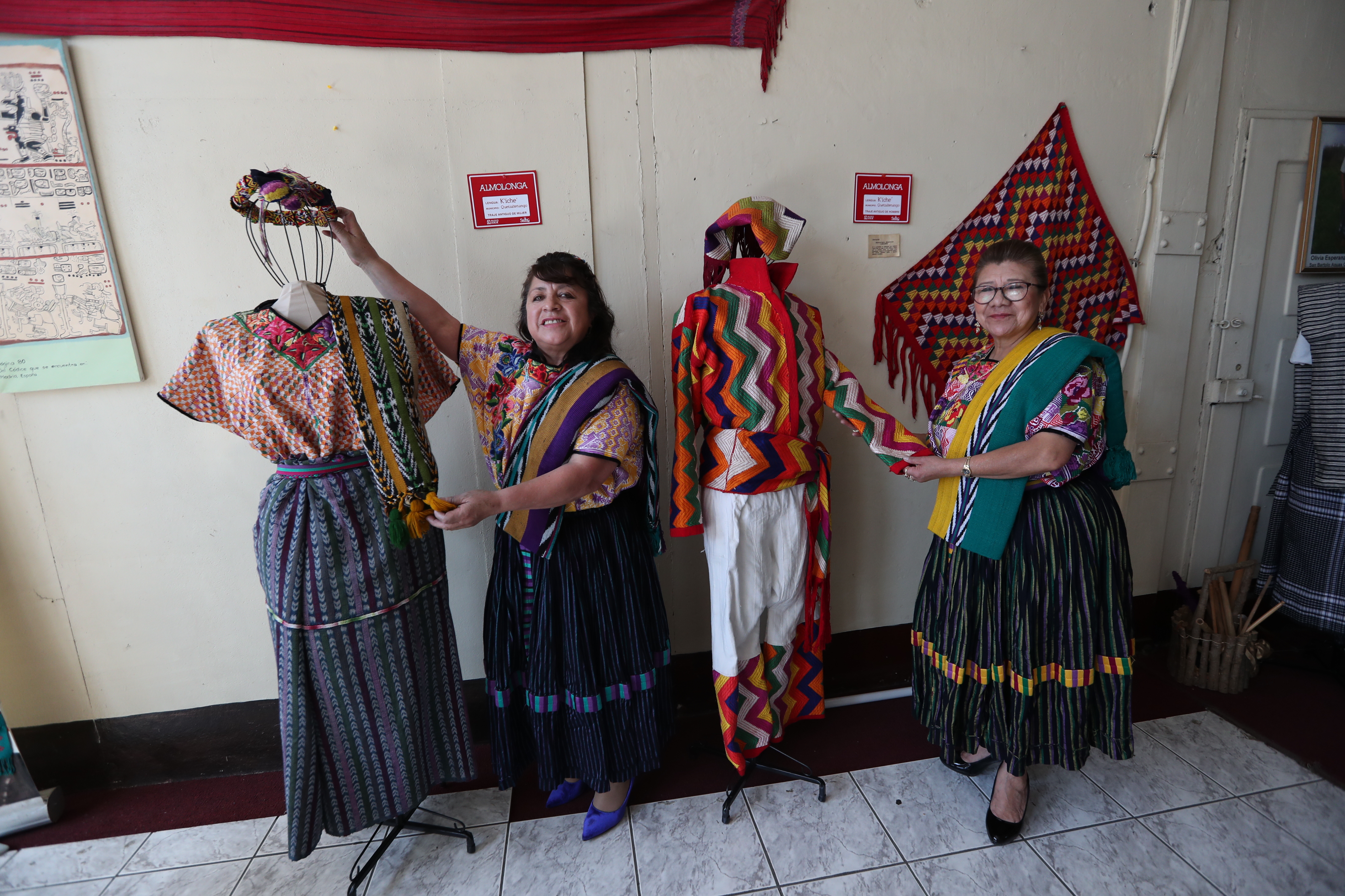 Raquel García y Miriam Nimatuj, dos de las fundadoras del Museo Ixkik´, enseñan los nuevos maniquíes con los trajes de Almolonga, Quetzaltenango. (Foto Prensa Libre: María Longo) 
