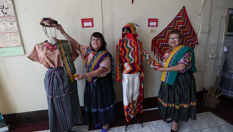 Raquel García y Miriam Nimatuj, dos de las fundadoras del Museo Ixkik´, enseñan los nuevos maniquíes con los trajes de Almolonga, Quetzaltenango. (Foto Prensa Libre: María Longo) 