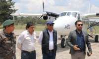 Francis Argueta, director de Aeronáutica Civil, en compañía del diputado Fernando García, visitaron Quiché y anunciaron la construcción del aerodromo. (Foto Prensa Libre: H. Cordero)