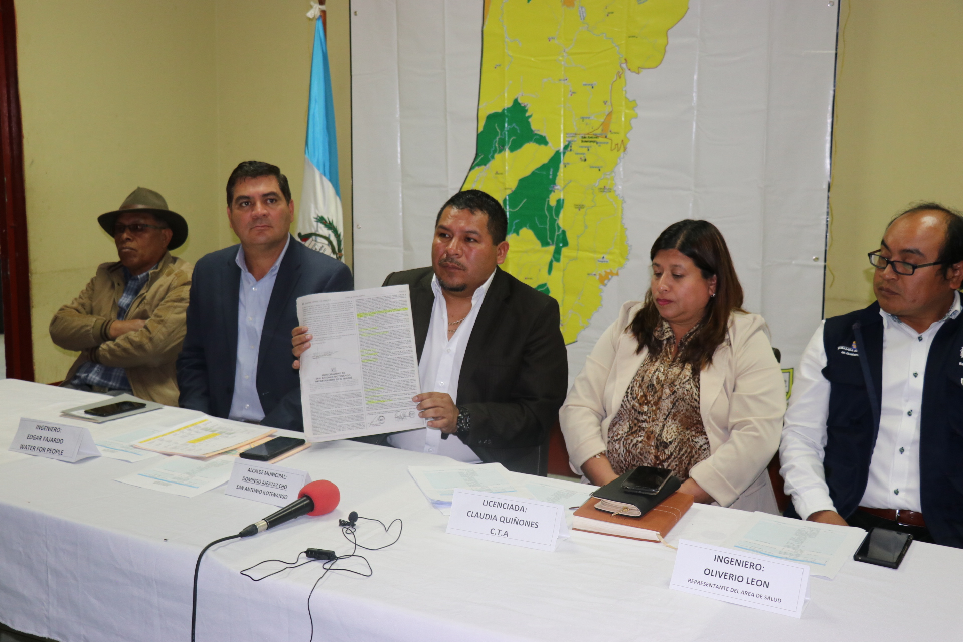 Domingo Ajeataz, alcalde de San Antonio Ilotenango  muestra el acuerdo municipal, lo acompaña el director de Water For People. (Foto Prensa Libre: Héctor Cordero) 