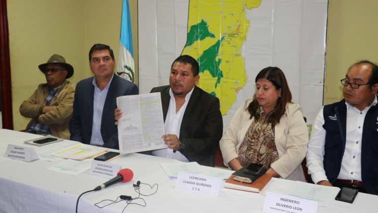 Domingo Ajeataz, alcalde de San Antonio Ilotenango  muestra el acuerdo municipal, lo acompaña el director de Water For People. (Foto Prensa Libre: Héctor Cordero) 