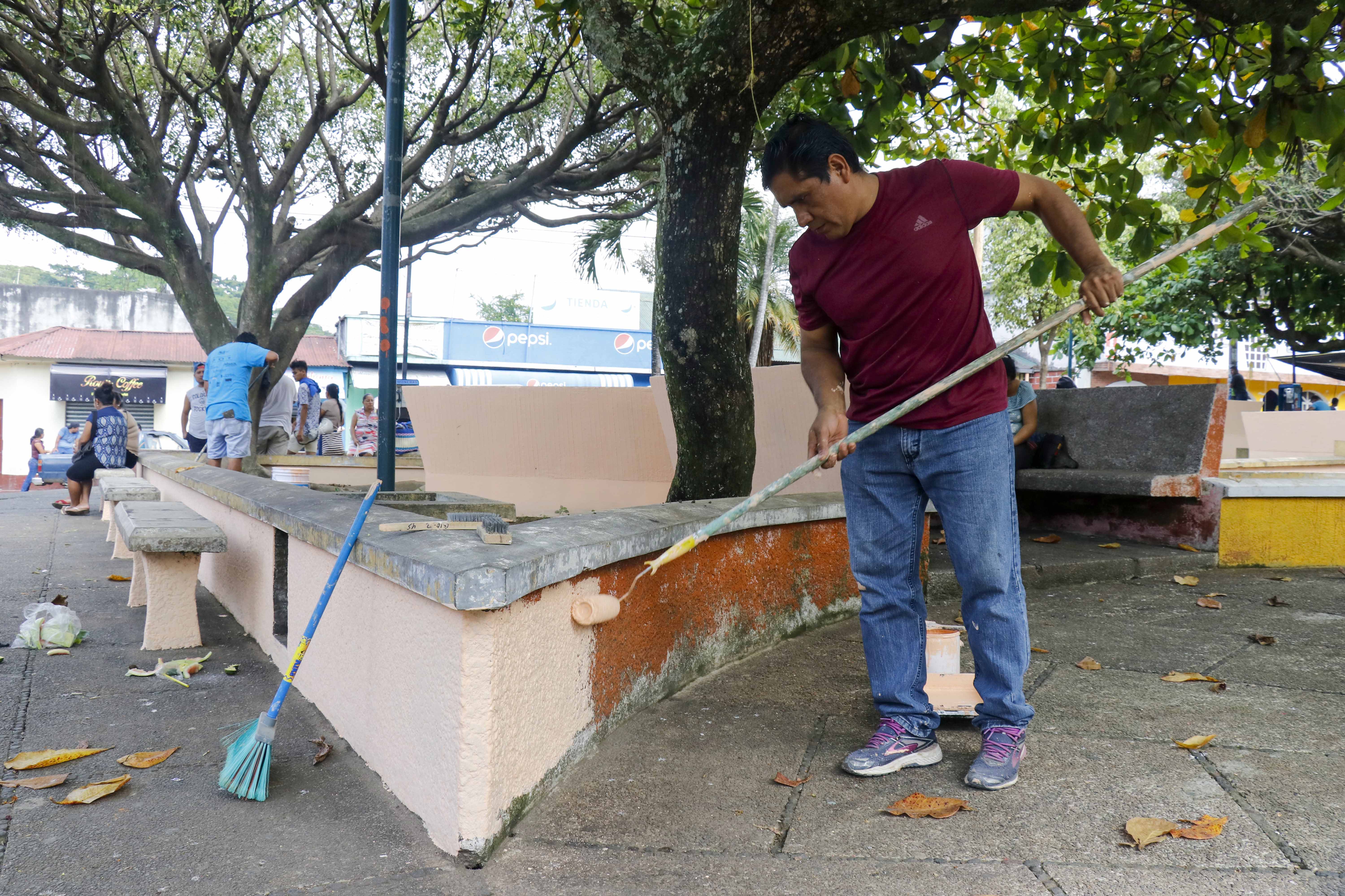 Vecinos de San Felipe Retalhuleu ocuparon tres días para limpiar y pintar el parque central de la localidad.  (Foto Prensa Libre: Rolando Miranda)
