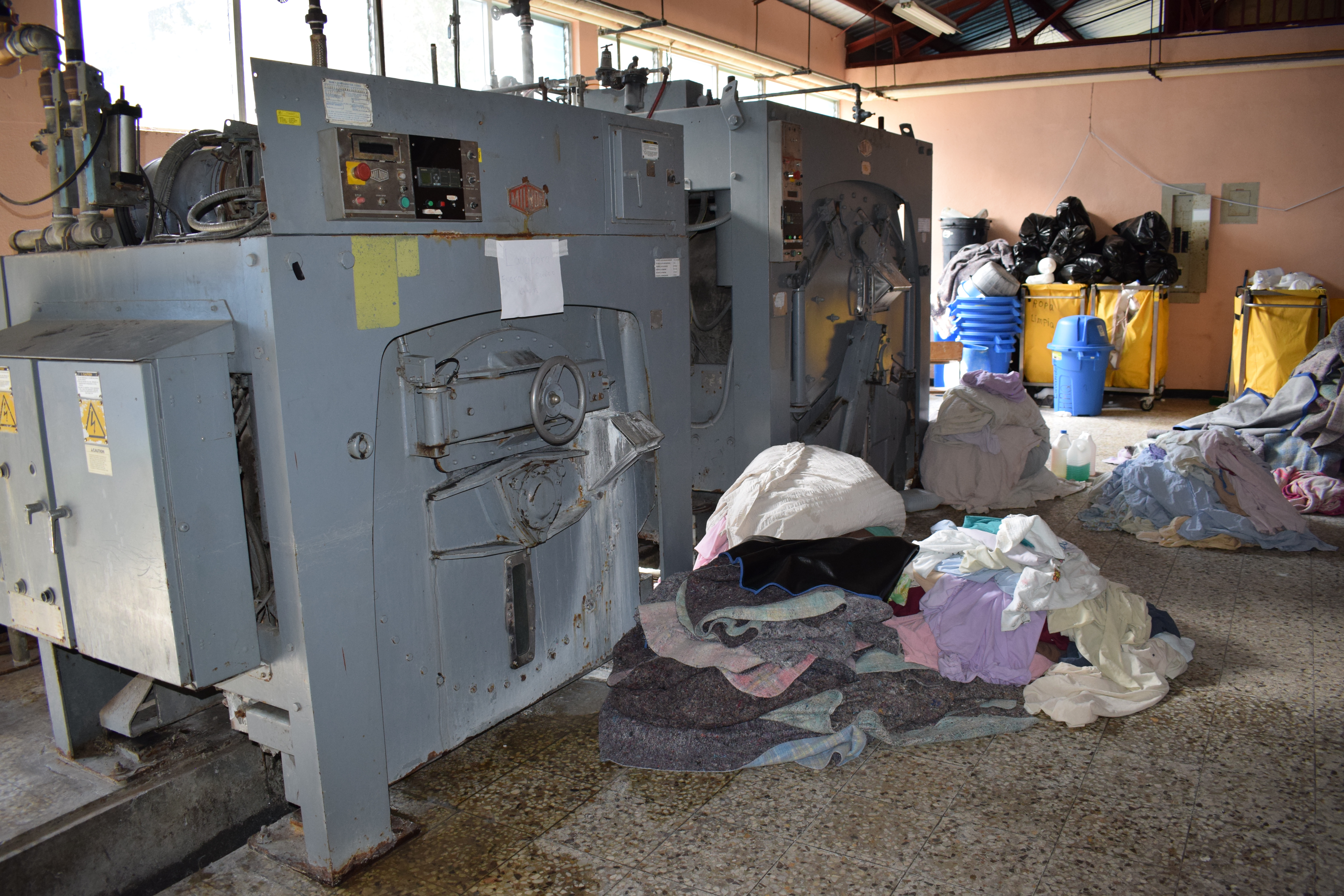 Lavadoras con más de 25 años de uso en el Hospital Regional de Quiché necesitan ser reemplazadas. (Foto Prensa Libre: Héctor Cordero)