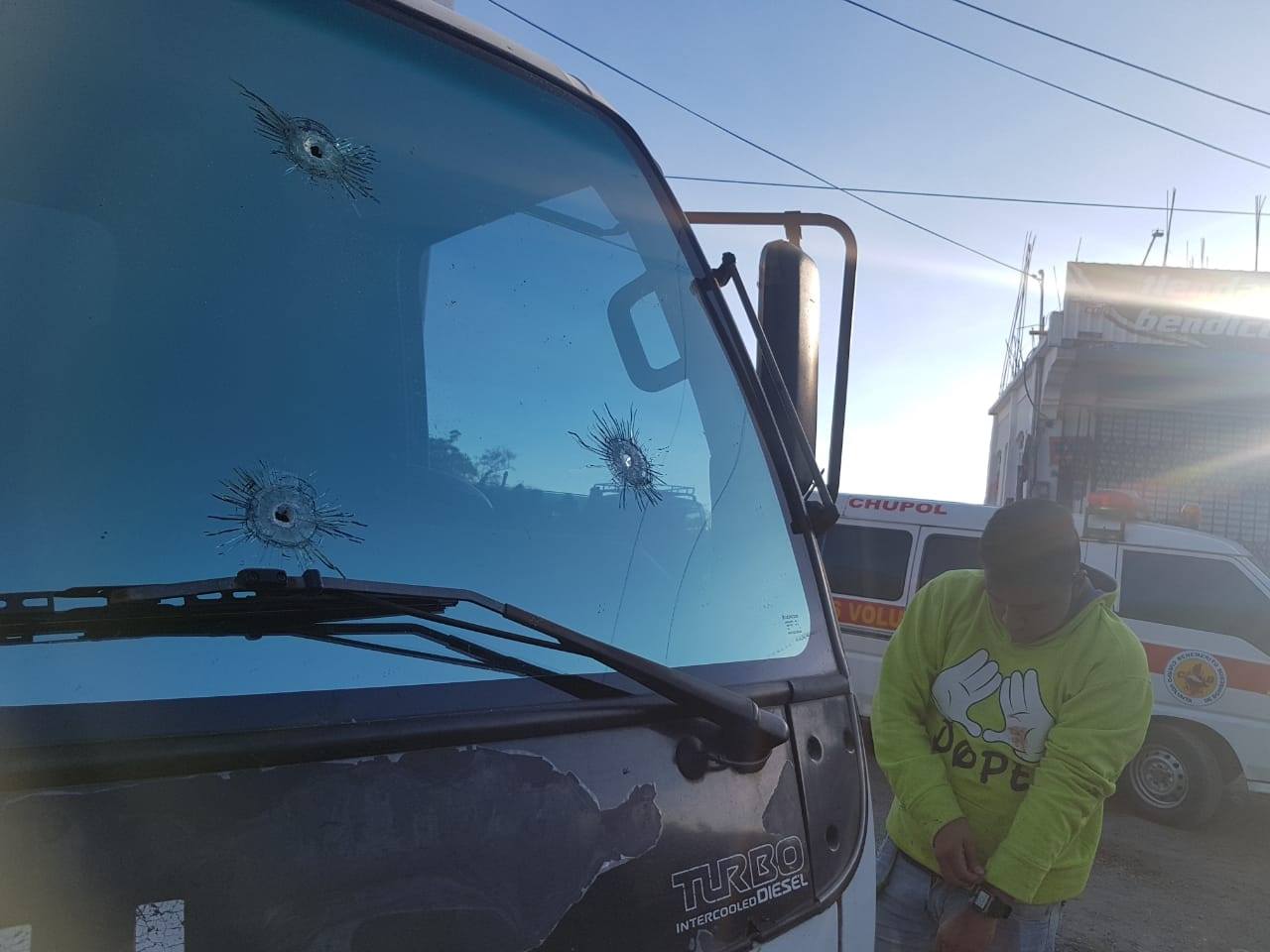 El vidrio del camión resultó con varios impactos de bala. el piloto resultó herido. (Foto Prensa Libre: Bomberos Voluntarios)