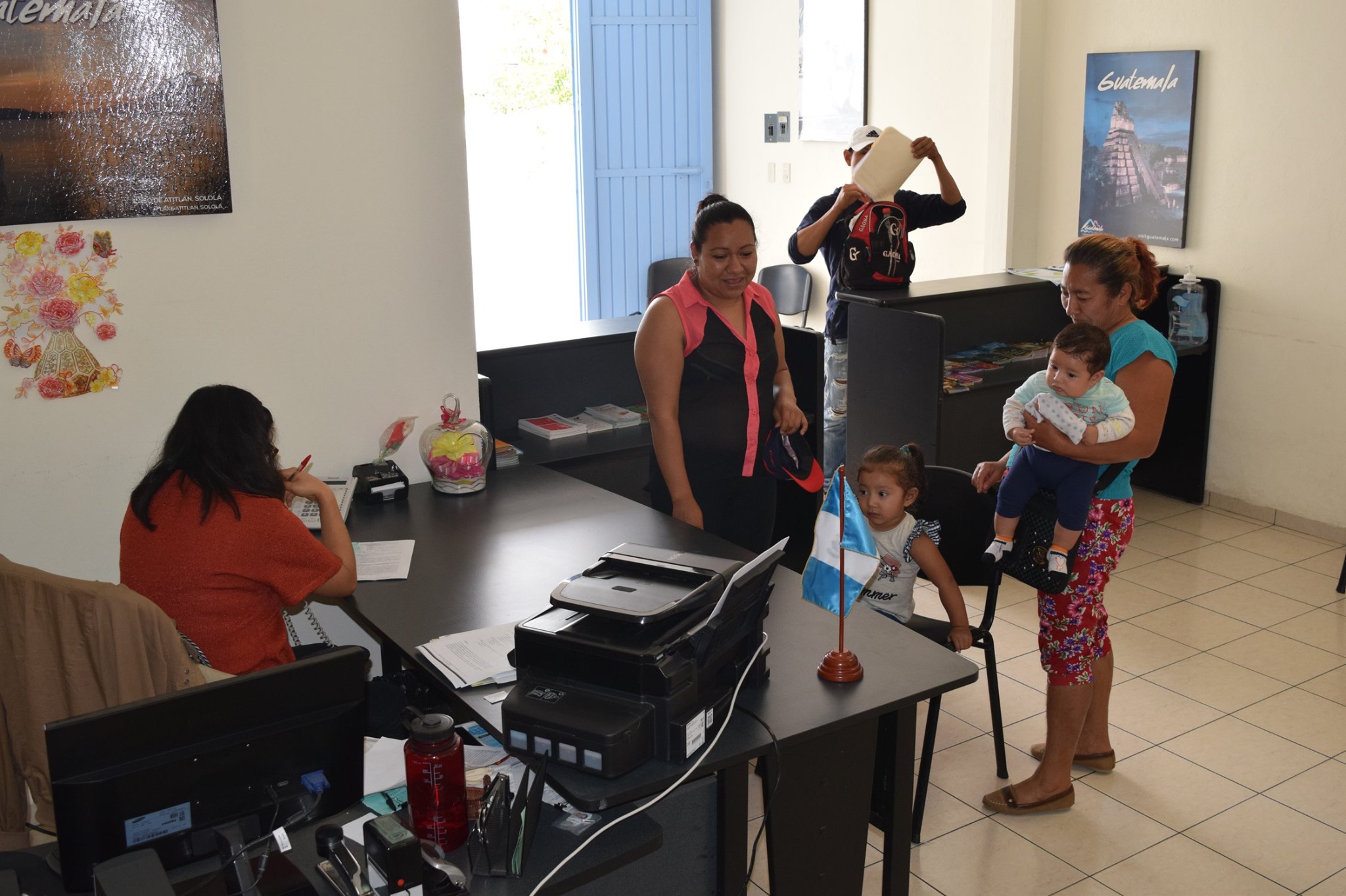 Guatemaltecos registraron a sus hijos en el Consulado de Guatemala en Comitán de Domínguez, Chiapas. (Foto Prensa Libre: Minex) 