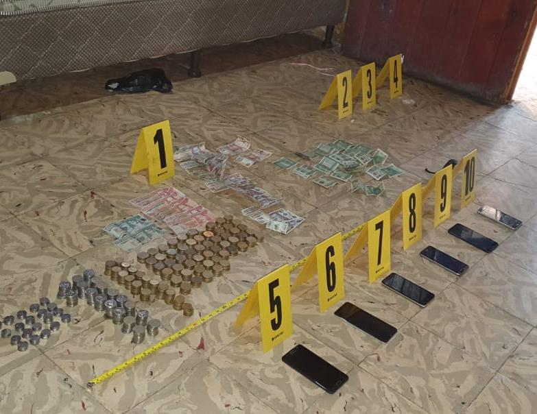 En la vivienda de Rubenia Elizabeth Ortiz Román la Policía encontró droga, dinero y celulares, (Foto Prensa Libre: PNC) 