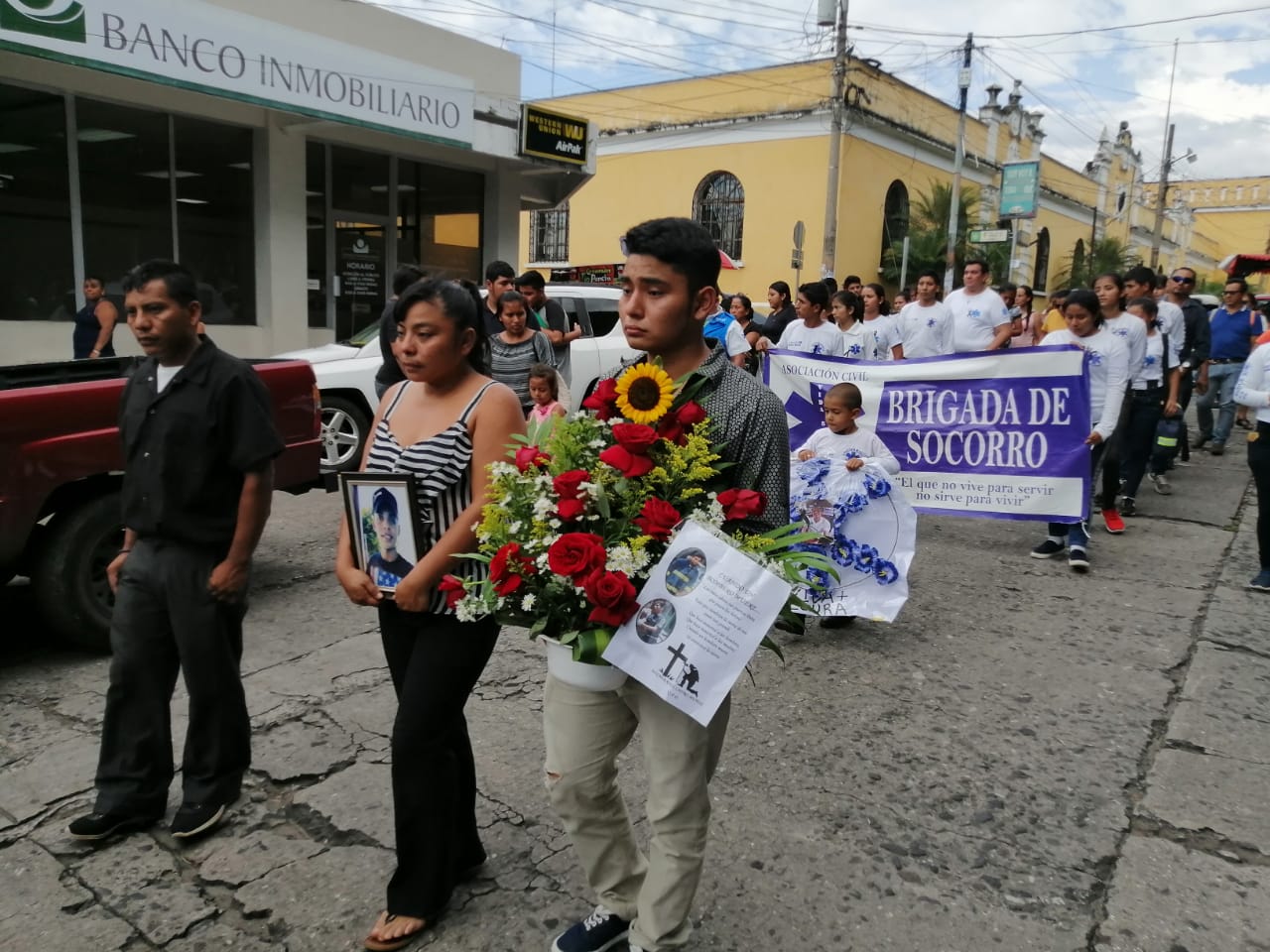 Hoy fueron inhumados los restos de Wilmer Raúl Muñoz Castro voluntario en instituciones de socorro en Suchitepéquez. (Foto  Prensa Libre: Marvin Tunchez) 