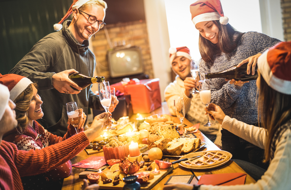 Los convivios son una buena excusa para ver a los amigos con los que durante el año fue difícil reunirse. (Foto Prensa Libre: Shutterstock)