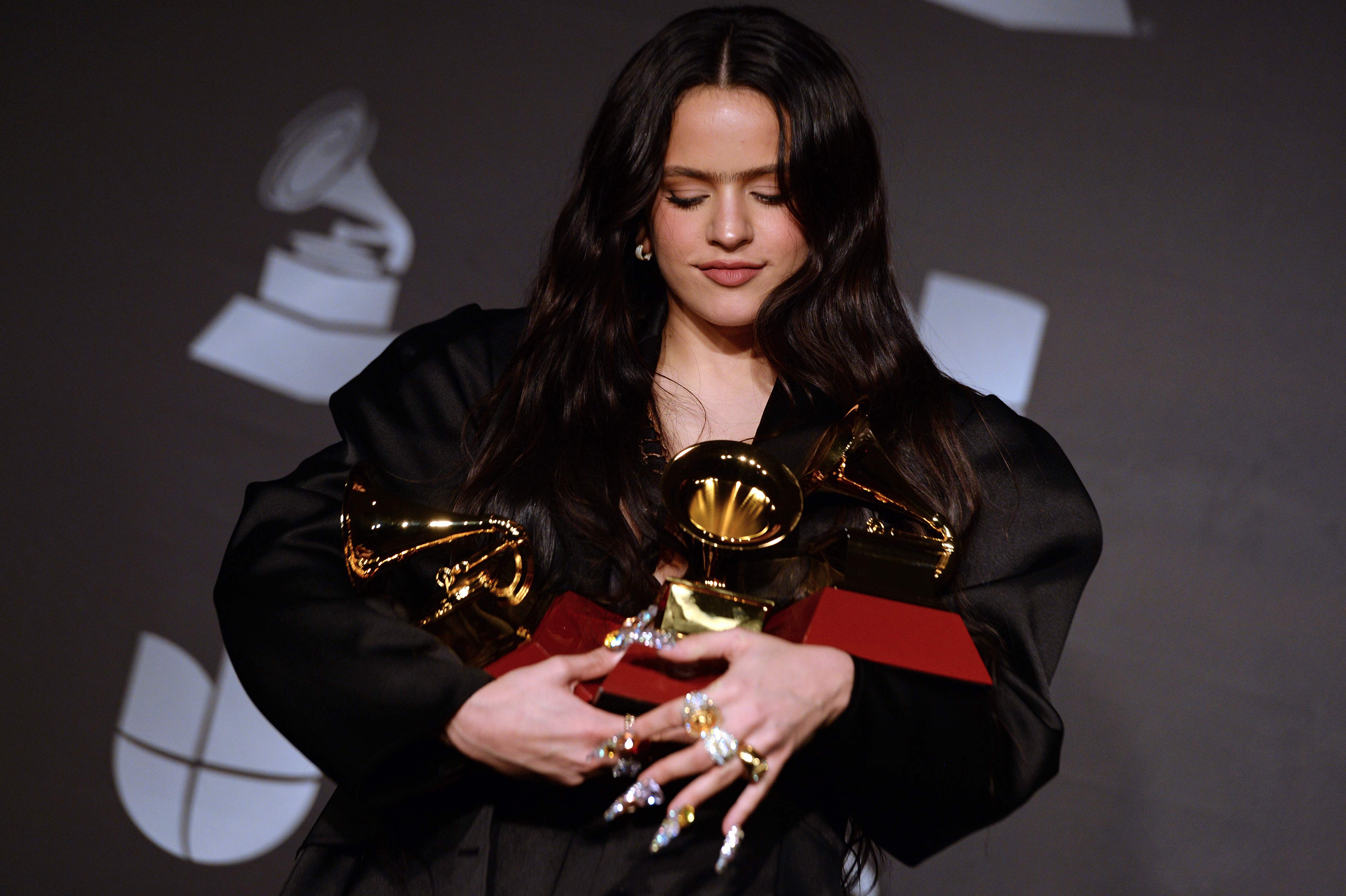 La cantante española Rosalía recibió 5 premios Latin Grammy. (Foto Prensa Libre: AFP)