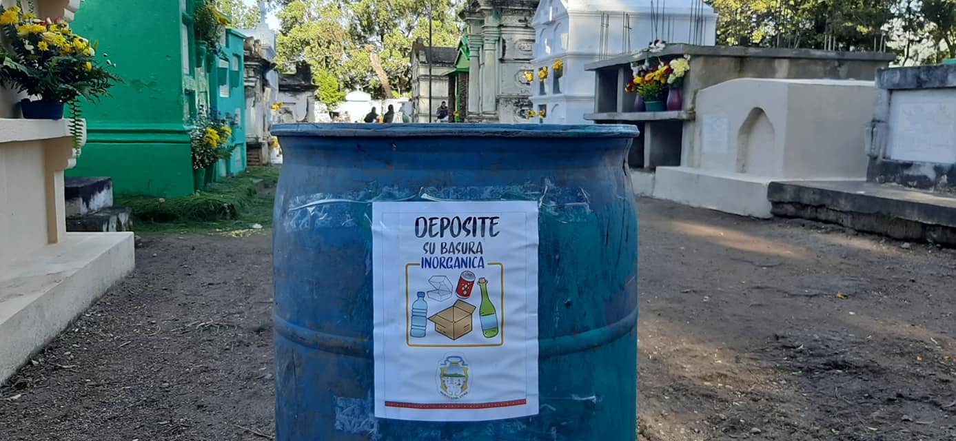 En diciembre se cumple un año de que la Municipalidad de San Andrés Semetabaj, Sololá, prohibió el uso de duroport y bolsas de plástico. (Foto Prensa Libre: Cortesía) 