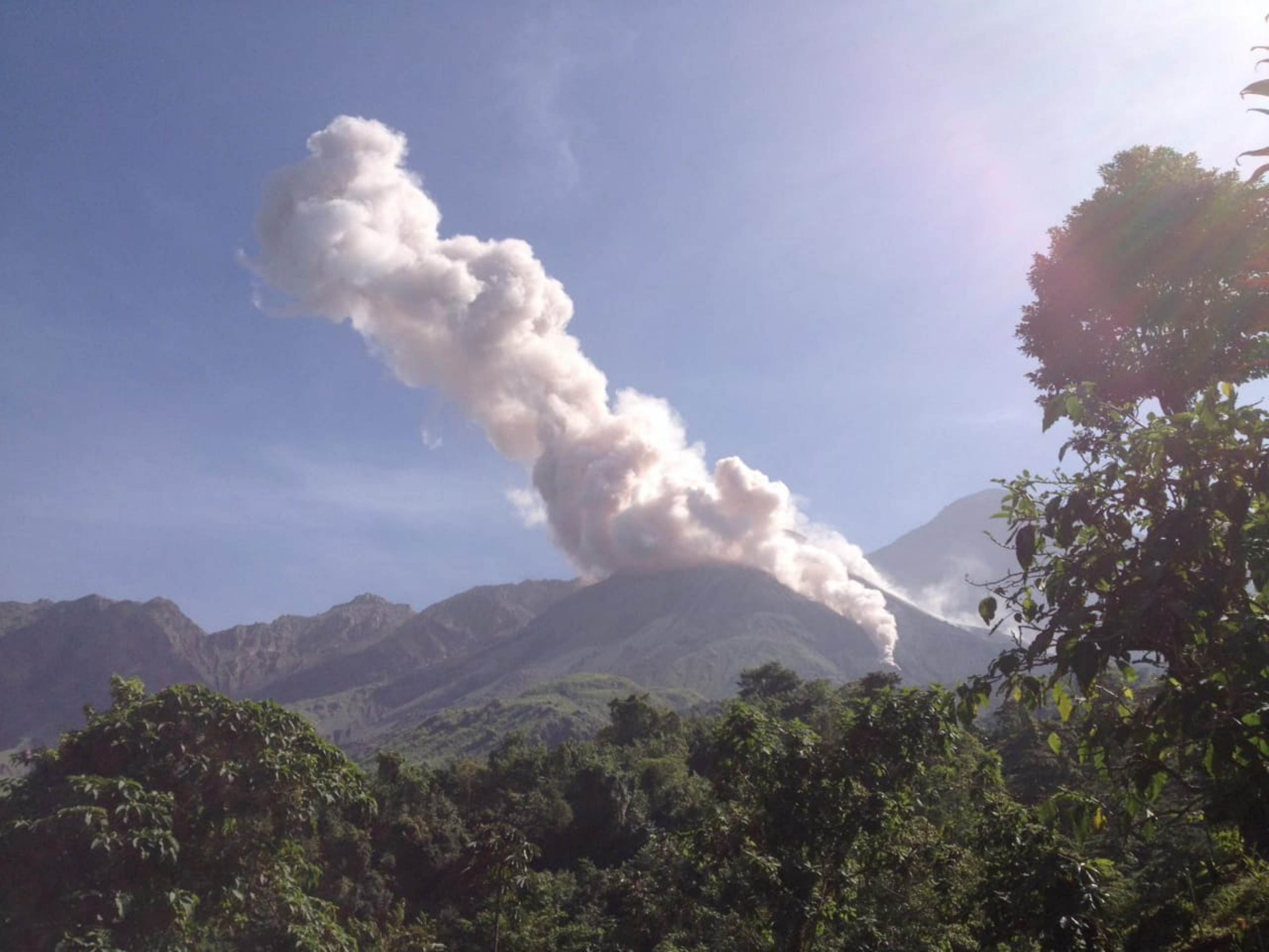 Desde el 2016 existe una prohibición para subir el volcán Santiaguito a causa del peligro que según la Conred representa. (Foto Prensa Libre: cortesía Conred)  