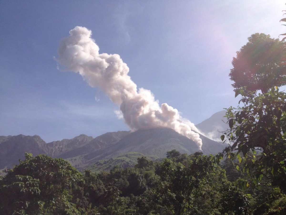 Turistas ignoran prohibición de ascenso al volcán Santiaguito