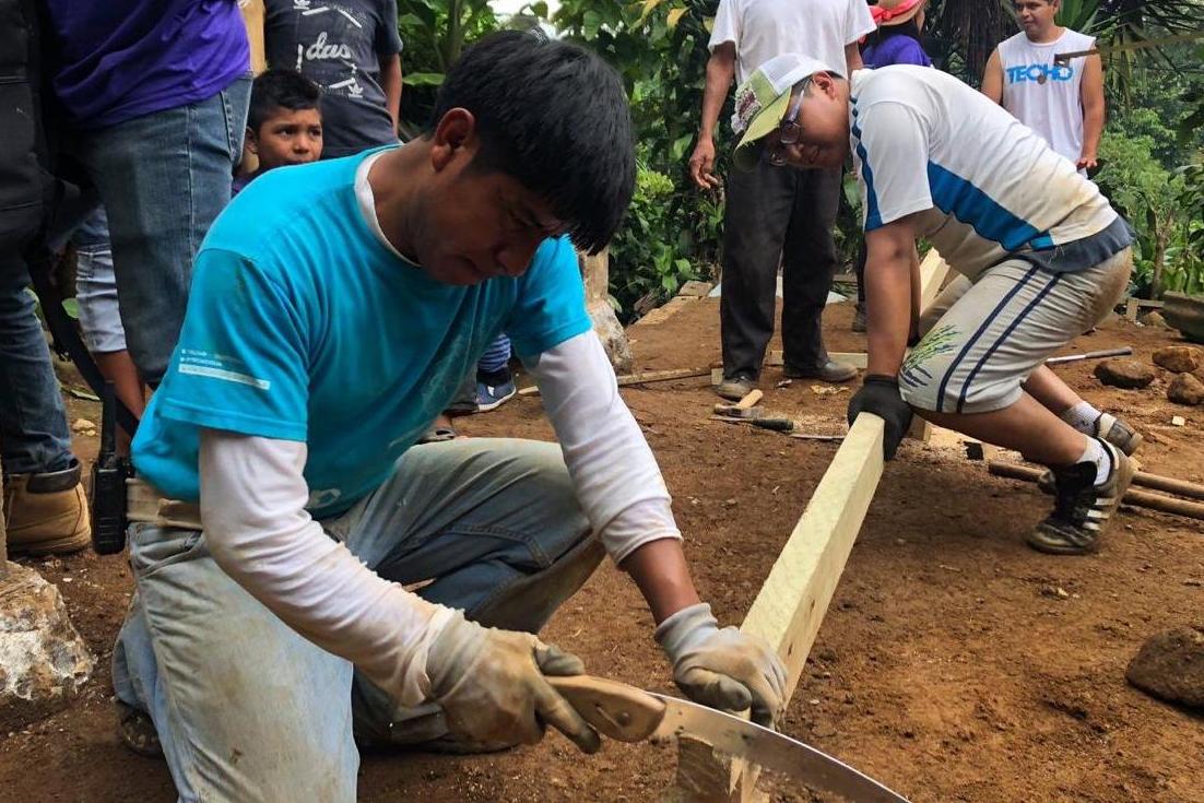 Los voluntarios trabajan junto a los pobladores para desarrollar los proyectos en la comunidad asignada. (Foto Prensa Libre: María Longo)  
