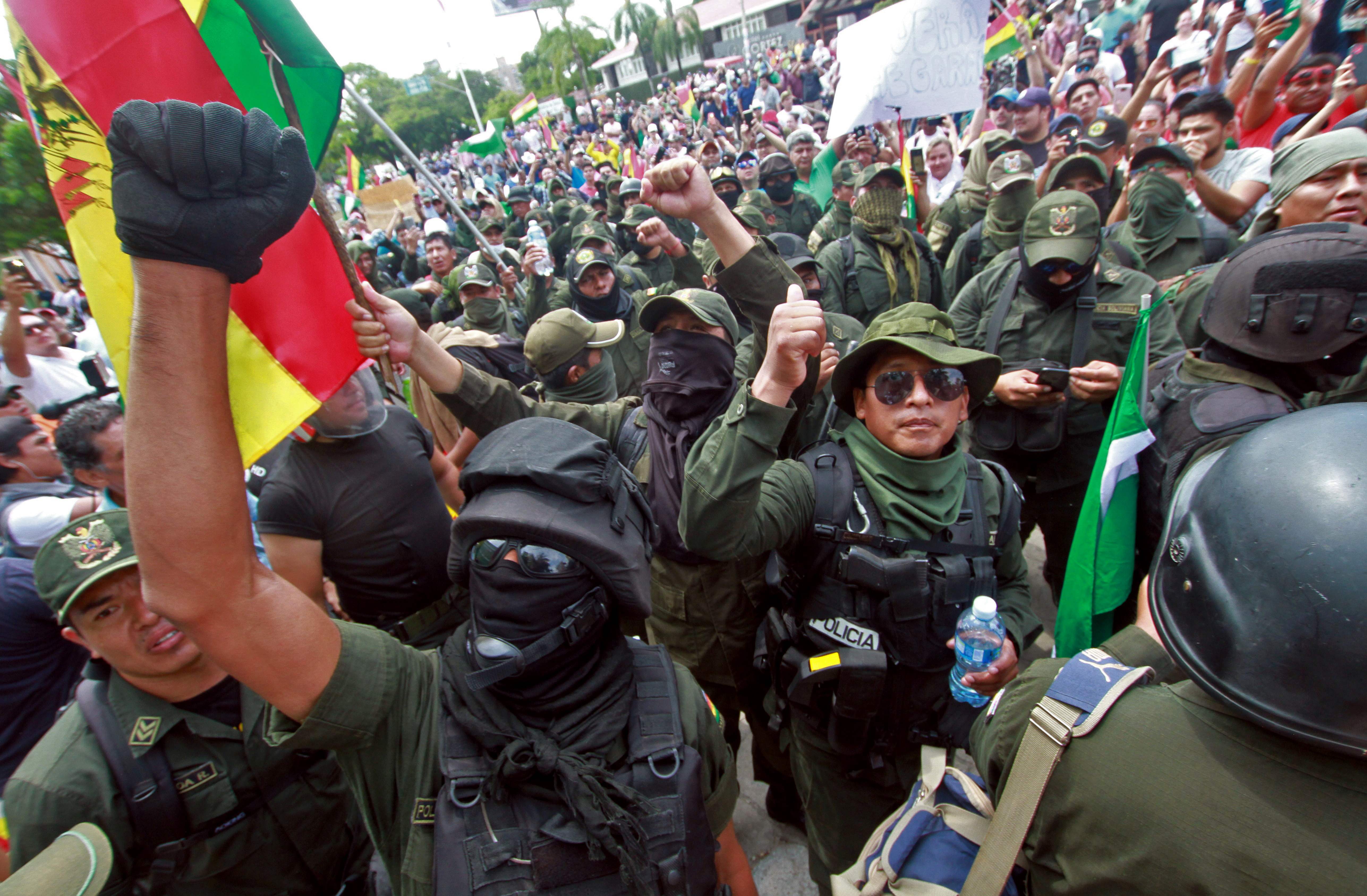 Las protestas en Bolivia continuaron, mientras el Ejército y la Policía pidieron a Evo Morales que renunciara.