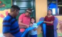 Rony Chalí movió a la comunidad tuitera para construir una escuela de párvulos en Chuachilil, Yepocapa, Chimaltenango, que fue inaugurada el domingo 7 de abril de 2018. (Foto Prensa Libre: Cortesía)