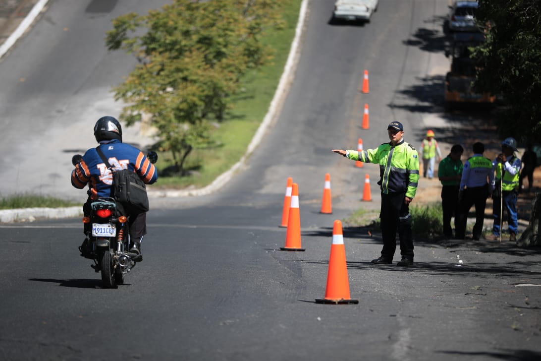 La Municipalidad de Mixco cerrará dos carriles en "el columpio" de Tulam Tzu para continuar con las reparaciones. (Foto Prensa Libre: Carlos Hernández)