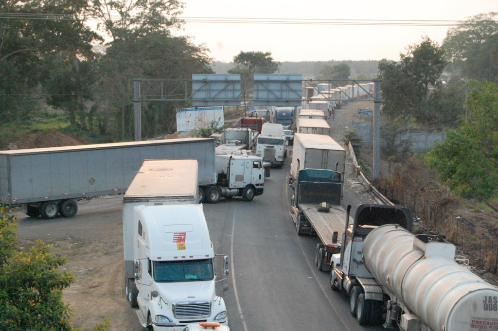 Según Provial se requieren leyes más estrictas para prevención y sanción de transporte en general incluyendo al transporte pesado. (Foto, Prensa Libre: Hemeroteca PL). 