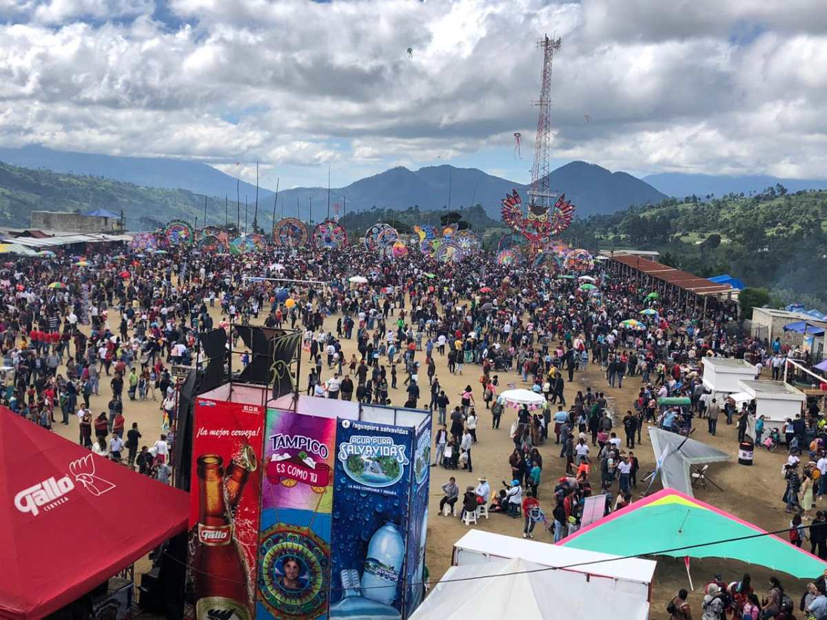 Miles de turistas acuden a festivales de barriletes en Sumpango y Santiago Sacatepéquez