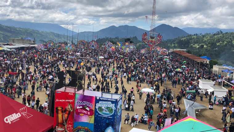 El festival de barriletes en Sumpango, Sacatepéquez atrae a la mayor cantidad de turistas locales y extranjeros este 1 de noviembre, según los datos del Inguat. (Foto Prensa Libre: Óscar Rivas Pú)