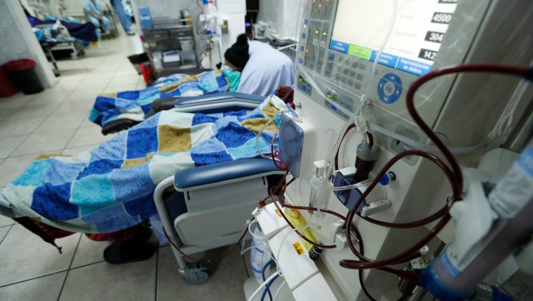 Este año se atienden cinco mil 740 pacientes por insuficiencia renal crónica en Unaerc, de ellos, do mil 85 reciben hemodiálisis. (Foto Prensa Libre: Esbin García)