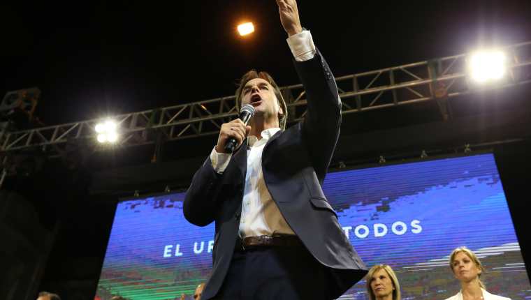 El candidato presidencial Luis Lacalle Pou, del Partido Nacional pronuncia un discurso tras conocerse los resultados de la segunda vuelta (Foto Prensa Libre: Efe)