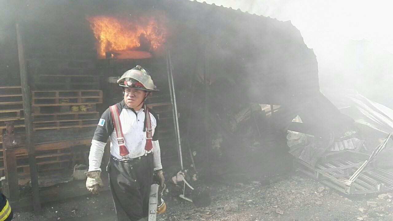 El incendio ocurrió en una bodega en la zona 2 de San José, Villa Nueva. (Foto Prensa Libre: Bomberos Voluntarios)