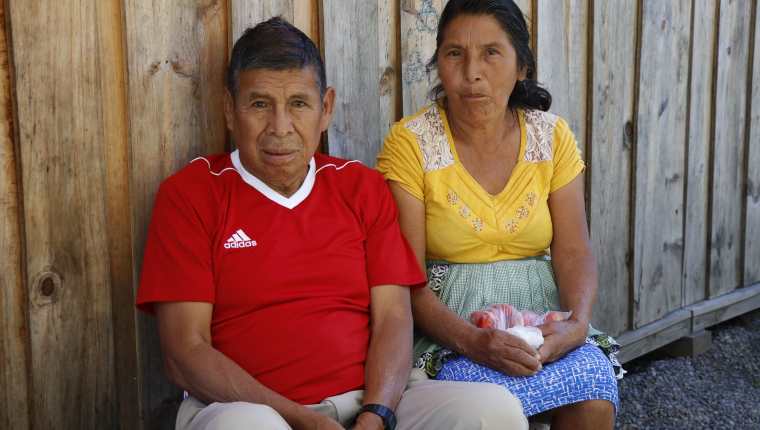 Los esposos Arturo López y Feliciana Miche no tienen dinero para pagar el alquiler de una casa. (Foto Prensa Libre: Julio Sicán)