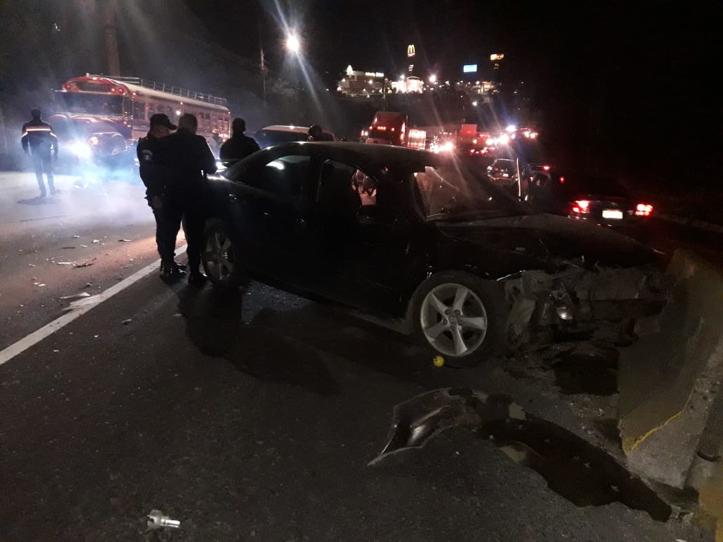Los vehículos accidentados bloquean la carretera. Foto Prensa Libre: PMT de Villa Nueva