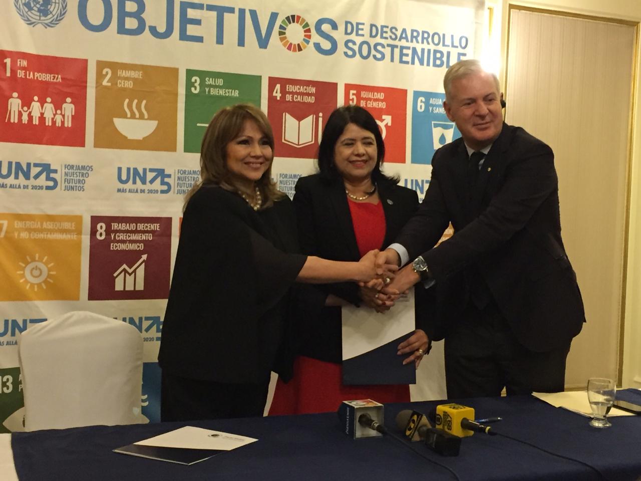 Rosa María de Frade, presidente de la Junta Directiva de la red local de Pacto Global en Guatemala. Rebeca Arias, Coordinadora Residente del Sistema de Naciones Unidas en Guatemala y John Denton, Secretario General de la Cámara Internacional de Comercio y miembro de la Junta Directiva de Pacto Global de Naciones Unidas. (Foto Prensa Libre: Paula Ozaeta)