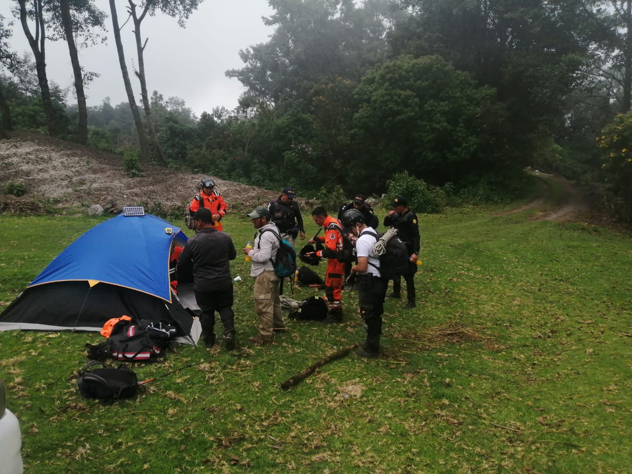 Una turista guatemalteca se extravió en las faldas del volcán Santa María, en Quetzaltenango. (Foto Prensa Libre: Conred)