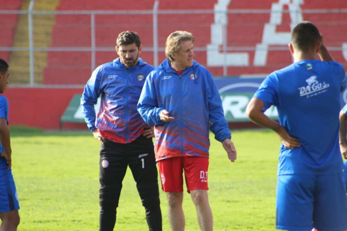 El entrenador tuvo su primer entrenamiento donde se presentó con los jugadores. (Foto Prensa Libre: Raúl Juárez)
