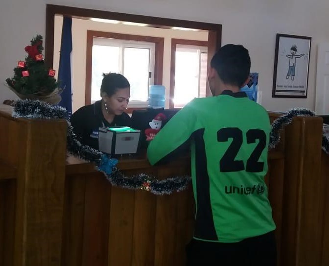 José Ardón Montoya es recibido por las autoridades hondureñas este viernes 22 de noviembre. (Foto Prensa Libre: Cancillería Honduras)